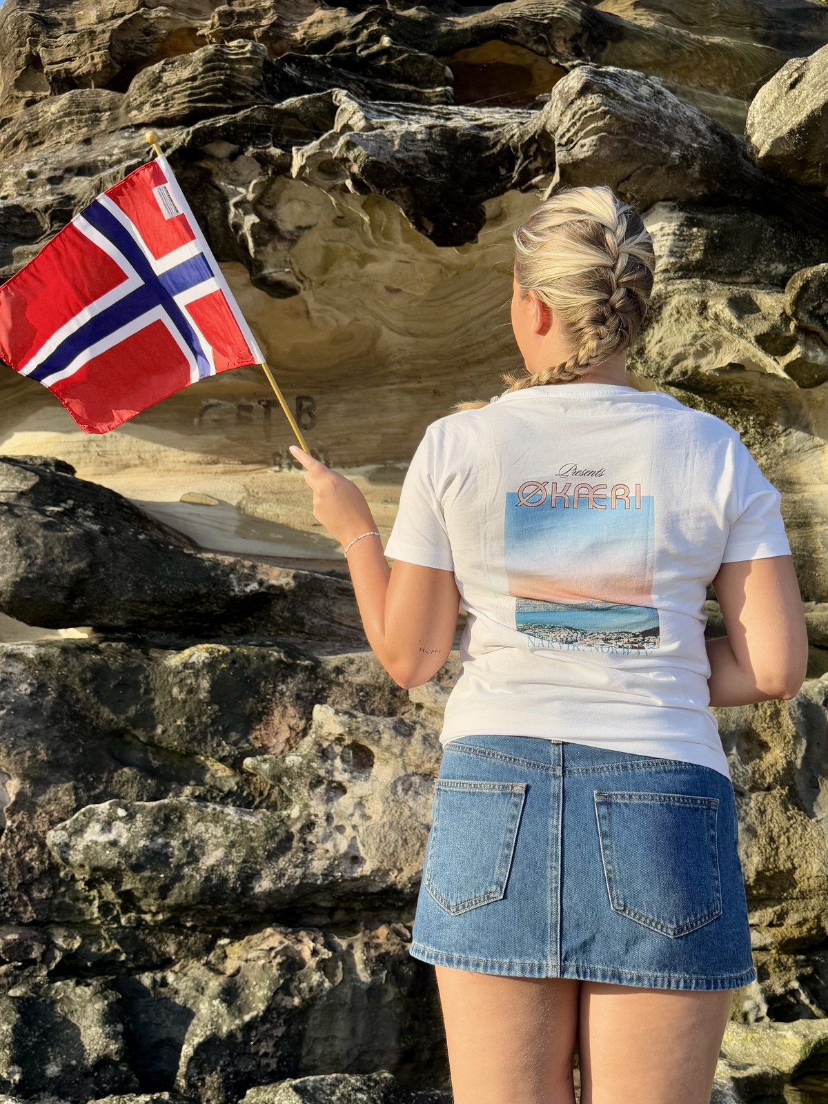 ØKÆRI t-shirt held with Norway flag